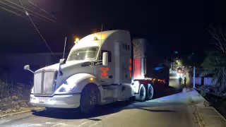 Tráiler con 40 toneladas de sorgo queda varado en el cerro “El Mirador” de Hopelchén