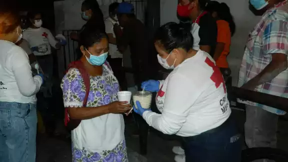 Se distribuyeron más de 100 insumos en las puertas del Hospital General Agustín O’Horán y del Hospital del IMSS Ignacio García Téllez, de la capital yucateca Se distribuyeron más de 100 insumos en las puertas del Hospital General Agustín O’Horán y del Hospital del IMSS Ignacio García Téllez, de la capital yucateca