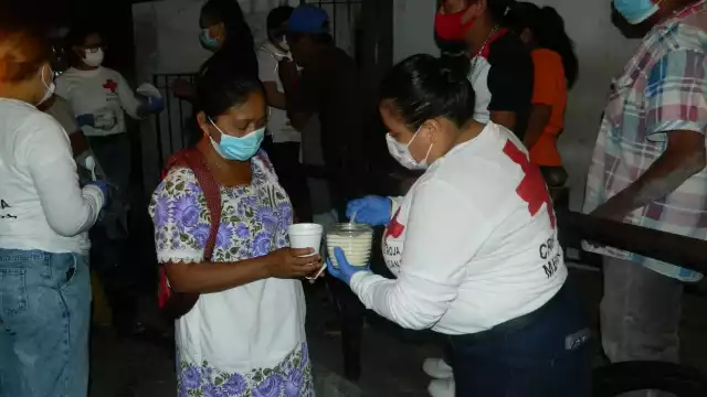 Se distribuyeron más de 100 insumos en las puertas del Hospital General Agustín O’Horán y del Hospital del IMSS Ignacio García Téllez, de la capital yucateca