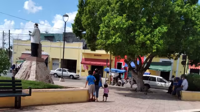 En la plaza principal se ve a personas paseando, muchos sin cubrebocas