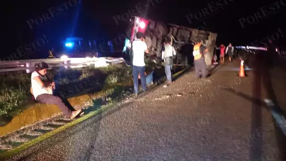 Autobús de pasajeros choca sobre la carretera Campeche-Mérida; hay seis heridos Autobús de pasajeros choca sobre la carretera Campeche-Mérida; hay seis heridos