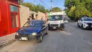 Joven ebrio  ignora su alto y choca contra un coche en Escárcega