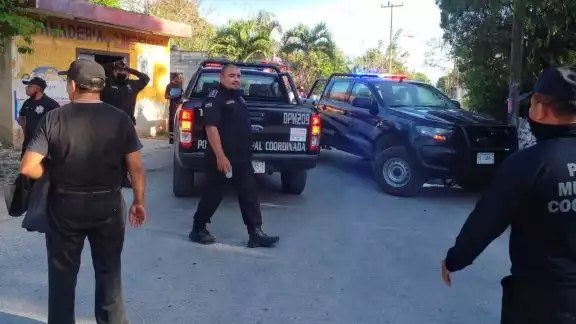 Al lugar llegaron elementos de la policía municipal, quienes acordonaron el área y desviaron el tránsito Al lugar llegaron elementos de la policía municipal, quienes acordonaron el área y desviaron el tránsito