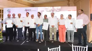 En la reunión se entregaron reconocimientos a destacados priistas, entre ellos a Luis Hevia Jiménez (primero de la izq.), coordinador de la Fracción Parlamentaria del PRI en Yucatán en la LVI legislatura