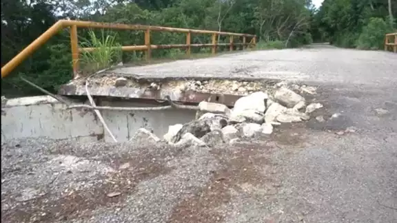 Habitantes de comunidades rurales del municipio de Bacalar, aseguraron que el ayuntamiento se deslindó de las reparaciones de los daños ocasionados a los caminos por la Tormenta Tropical Cristóbal. Foto: Abraham Cohuó
