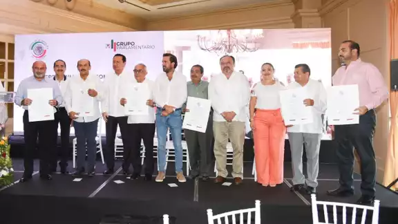 En la reunión se entregaron reconocimientos a destacados priistas, entre ellos a Luis Hevia Jiménez (primero de la izq.), coordinador de la Fracción Parlamentaria del PRI en Yucatán en la LVI legislatura En la reunión se entregaron reconocimientos a destacados priistas, entre ellos a Luis Hevia Jiménez (primero de la izq.), coordinador de la Fracción Parlamentaria del PRI en Yucatán en la LVI legislatura