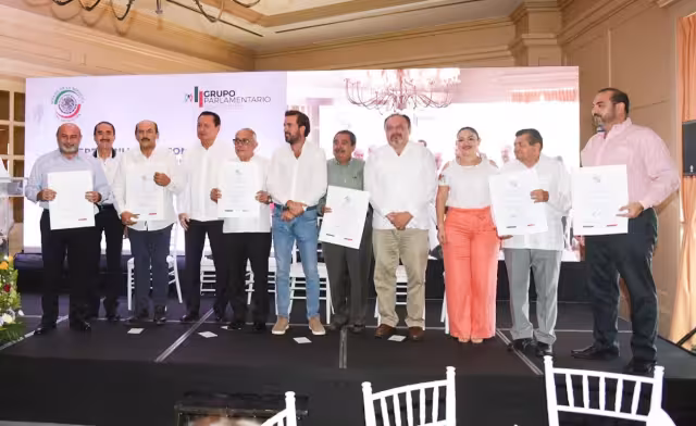 En la reunión se entregaron reconocimientos a destacados priistas, entre ellos a Luis Hevia Jiménez (primero de la izq.), coordinador de la Fracción Parlamentaria del PRI en Yucatán en la LVI legislatura