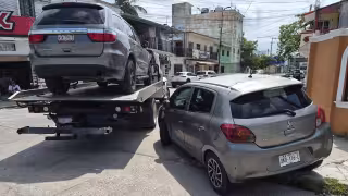 Grúa intenta dar vuelta y termina arrastrando un automóvil en la colonia Morelos de Ciudad del Carmen