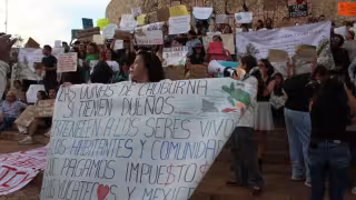Exigen cancelar Las Dunas; cientos marchan al considerar insuficiente la clausura