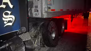 Aparatoso choque deja automóvil en pérdida total en carretera Carmen–Isla Aguada