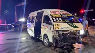 Varios pasajeros de la combi resultaron con lesiones tras el choque provocado por elementos policiacos en Cancún