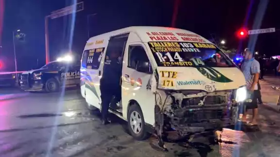Varios pasajeros de la combi resultaron con lesiones tras el choque provocado por elementos policiacos en Cancún Varios pasajeros de la combi resultaron con lesiones tras el choque provocado por elementos policiacos en Cancún