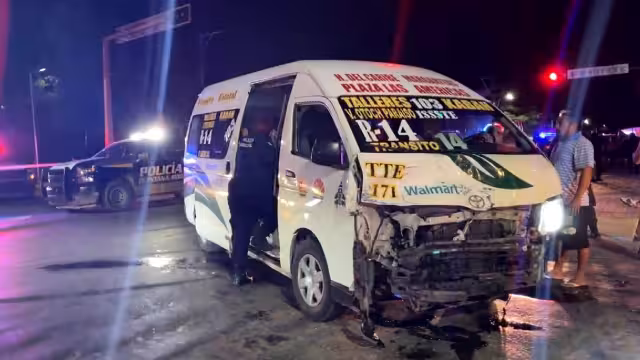 Varios pasajeros de la combi resultaron con lesiones tras el choque provocado por elementos policiacos en Cancún