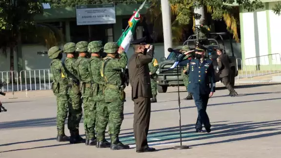 Se le rindió honores tanto al Comandante de la 33ª Zona Militar como al nuevo comandante de Infantería. Se le rindió honores tanto al Comandante de la 33ª Zona Militar como al nuevo comandante de Infantería.