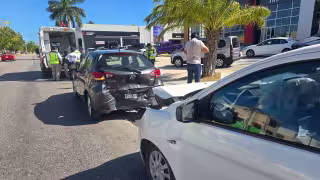 Choque por alcance deja dos lesionados en Maestros Campechanos