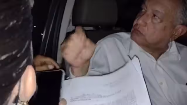 López Obrador dialogó con habitantes de Chetumal a su llegada al municipio