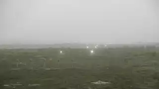 La densa neblina se hizo presenta en la pista de la terminal área como parte del paso de la Onda Tropical número 16