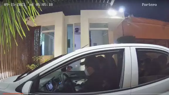 El video muestra a una mujer dentro de uno de los automóviles El video muestra a una mujer dentro de uno de los automóviles
