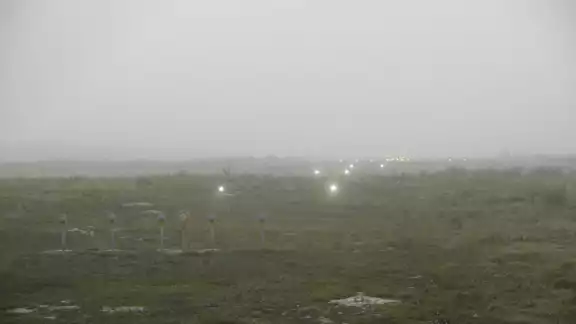 La densa neblina se hizo presenta en la pista de la terminal área como parte del paso de la Onda Tropical número 16