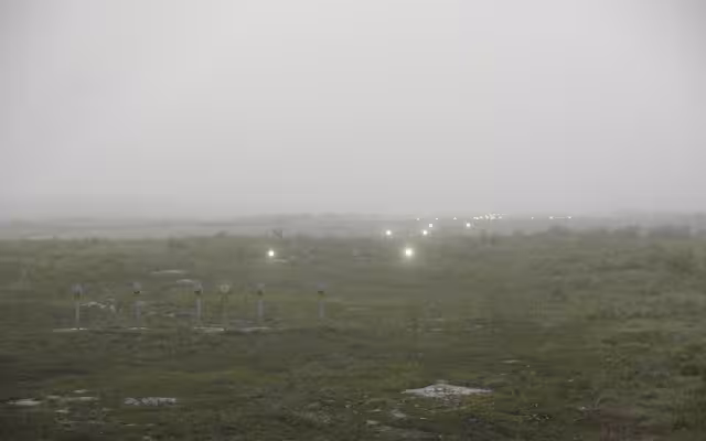 La densa neblina se hizo presenta en la pista de la terminal área como parte del paso de la Onda Tropical número 16