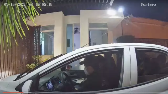 El video muestra a una mujer dentro de uno de los automóviles