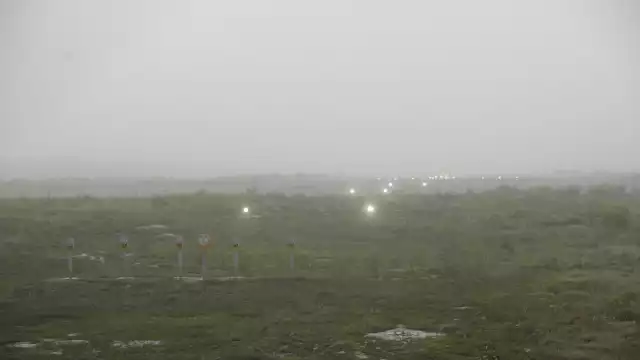 La densa neblina se hizo presenta en la pista de la terminal área como parte del paso de la Onda Tropical número 16