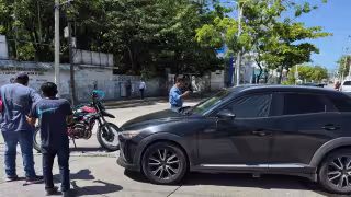 Camioneta corta circulación a motocicleta y deja dos lesionados en la colonia Cuauhtémoc de Ciudad del Carmen