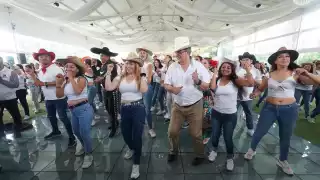 Marcelo Ebrard bailó con simpatizantes de Morena en Naucalpan