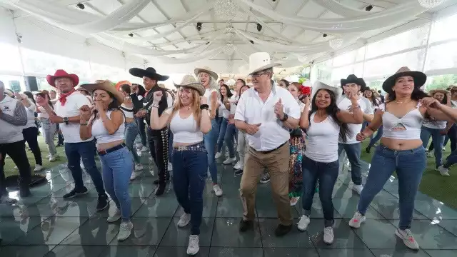 Marcelo Ebrard bailó con simpatizantes de Morena en Naucalpan