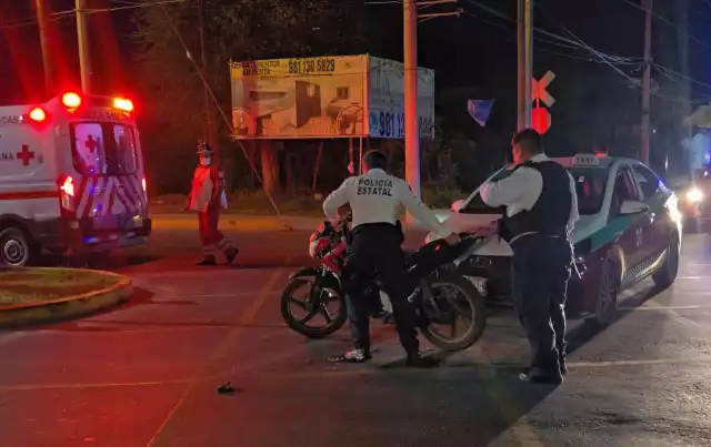 Taxista imprudente atropella a motociclista en Miguel Alemán; solo golpes leves