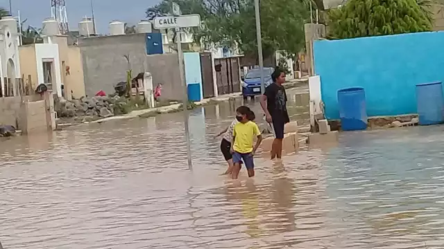 Todavía quedan muchas vías inundadas y cubiertas de lodo