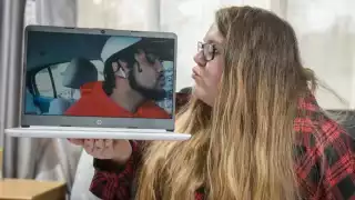 Darrin, de 24 años quien es de Estados Unidos y Ayse, de 26 de Inglaterra, se conocieron fen julio del 2020 en línea