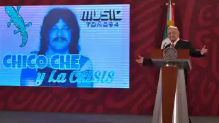 AMLO destaca la figura de su paisano Chico Che y pide que se ponga la canción “La Muralla”.