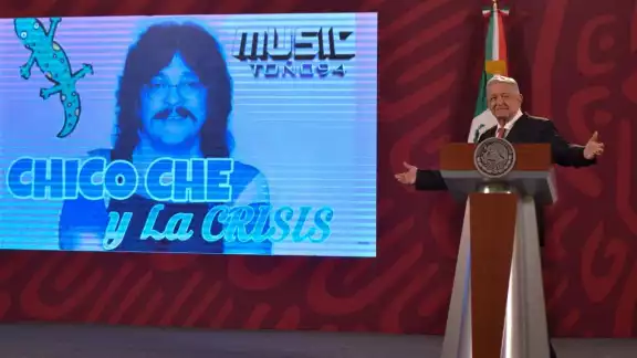 AMLO destaca la figura de su paisano Chico Che y pide que se ponga la canción “La Muralla”.