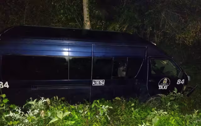 La combi salió de la carretera y se adentró la maleza