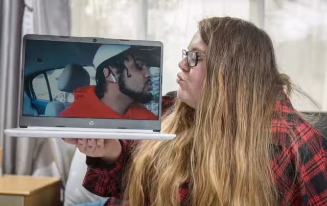 Darrin, de 24 años quien es de Estados Unidos y Ayse, de 26 de Inglaterra, se conocieron fen julio del 2020 en línea