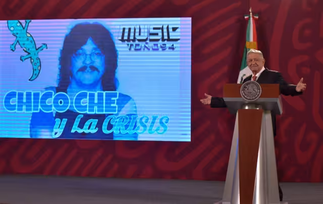 AMLO destaca la figura de su paisano Chico Che y pide que se ponga la canción “La Muralla”.