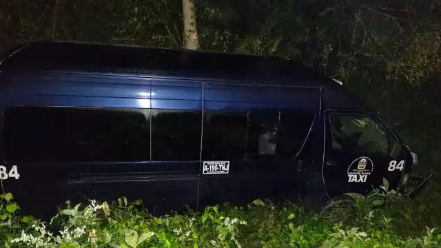 La combi salió de la carretera y se adentró la maleza