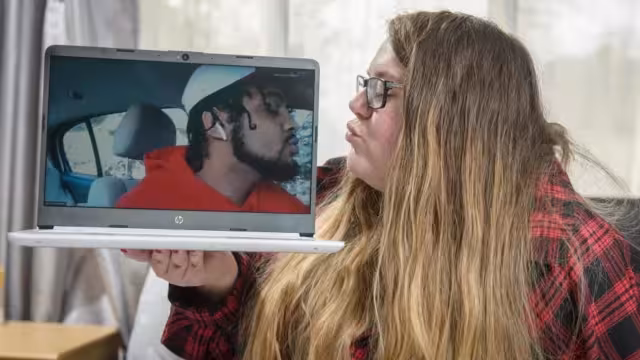 Darrin, de 24 años quien es de Estados Unidos y Ayse, de 26 de Inglaterra, se conocieron fen julio del 2020 en línea