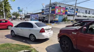 Choque entre camioneta y automóvil afecta tránsito en Periférica Norte