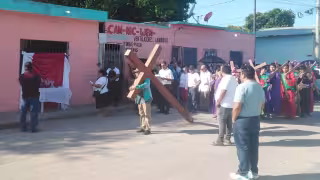 Sabancuy revive la fe: realizan viacrucis de Viernes Santo con decenas de fieles