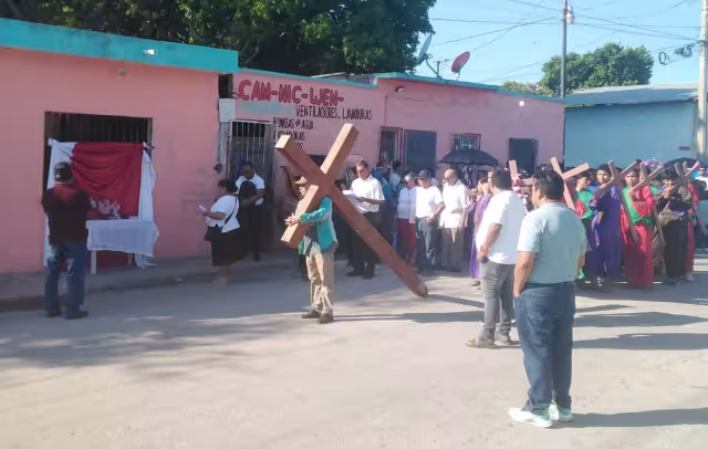 Feligreses participaron en el viacrucis de Viernes Santo en Sabancuy.