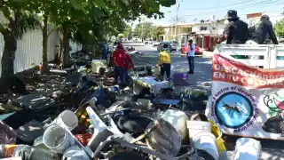 La descacharrización busca evitar que se acumule material que generen enfermedades. Foto: Fernando Kantún