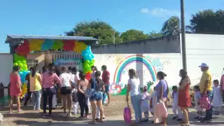 En los kínderes, maestros recibieron a los alumnos entre globos