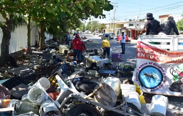 La descacharrización busca evitar que se acumule material que generen enfermedades. Foto: Fernando Kantún