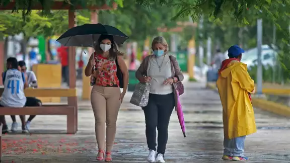 Se prevé cielo medio nublado, lluvias o lloviznas dispersas con chubascos ocasionales acompañados de actividad eléctrica