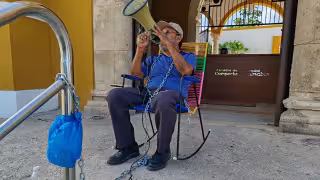 Tortillero se encadena en el Palacio Municipal de Campeche
