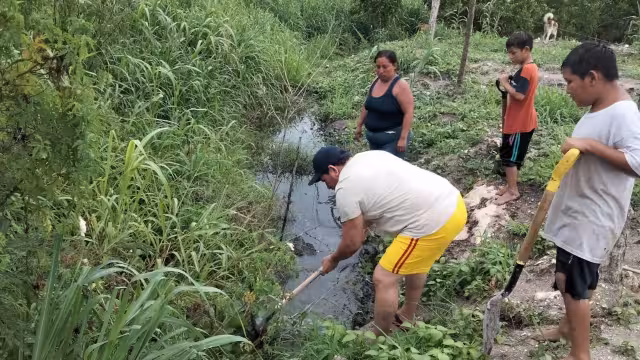 Cuadrillas de Protección Civil drenan alcantarillado para evitar inundación en Haltunchen.