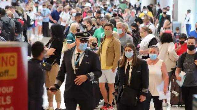 La Terminal Tres del Aeropuerto Internacional de Cancún luce repleta de usuarios, en su mayoría norteamericanos