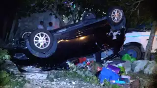 El auto terminó fuera de la carretera y volteado